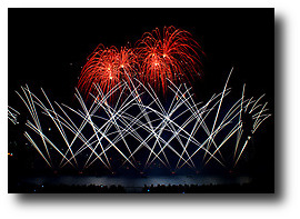 Fireworks photograph title=\Photograph © 2014 Robert Burch