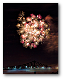 Fireworks photograph title=\Photograph © 2015 Rachel Jacklyn Bilodeau