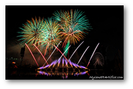 Fireworks photograph title=\Photograph © 2016 Mylene Salvas