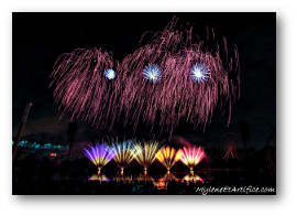 Fireworks photograph title=\Photograph © 2016 Mylene Salvas