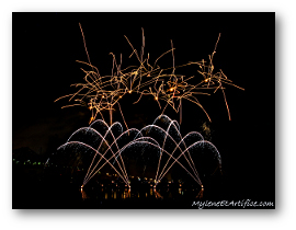 Fireworks photograph title=\Photograph © 2016 Mylene Salvas