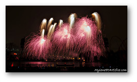 Fireworks photograph title=\Photograph © 2016 Mylene Salvas