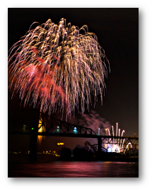 Fireworks photograph title=\Photograph © 2016 Rachel Jacklyn Bilodeau
